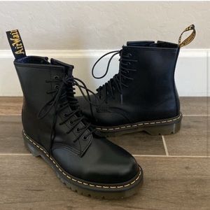 NEW Dr Martens 1460 Extreme Lace Leather
Boots Size 10